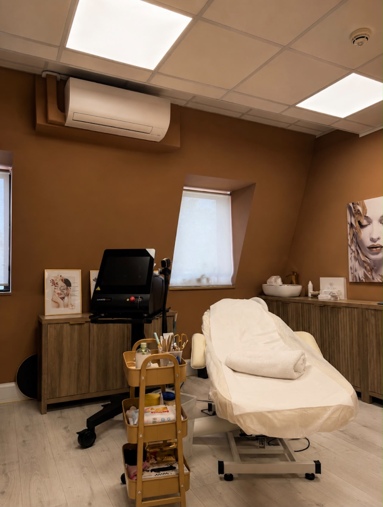 The treatment room, with laser equipment, treatment bed and trolley