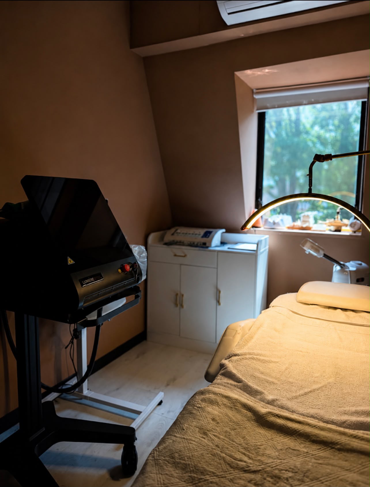 Treatment room with laser equipment and treatment bed